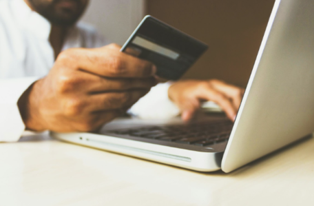 Homem realizando compra on-line