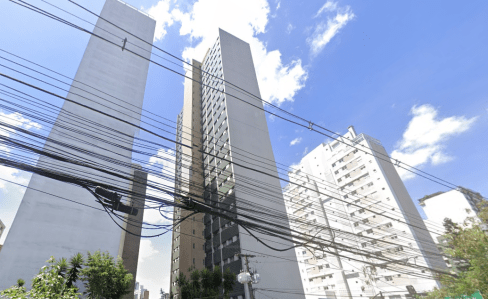Foto de prédios na rua onde aconteceu o crime