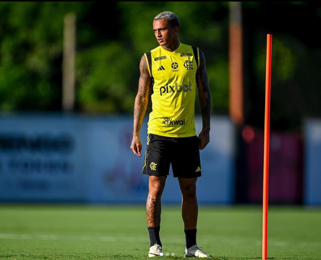 Flamengo informa lesão de Wesley, que inicia tratamento no Ninho