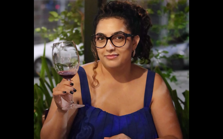 Camila Moura é ‘flagrada’ saindo de motel, mas web aponta possível armação