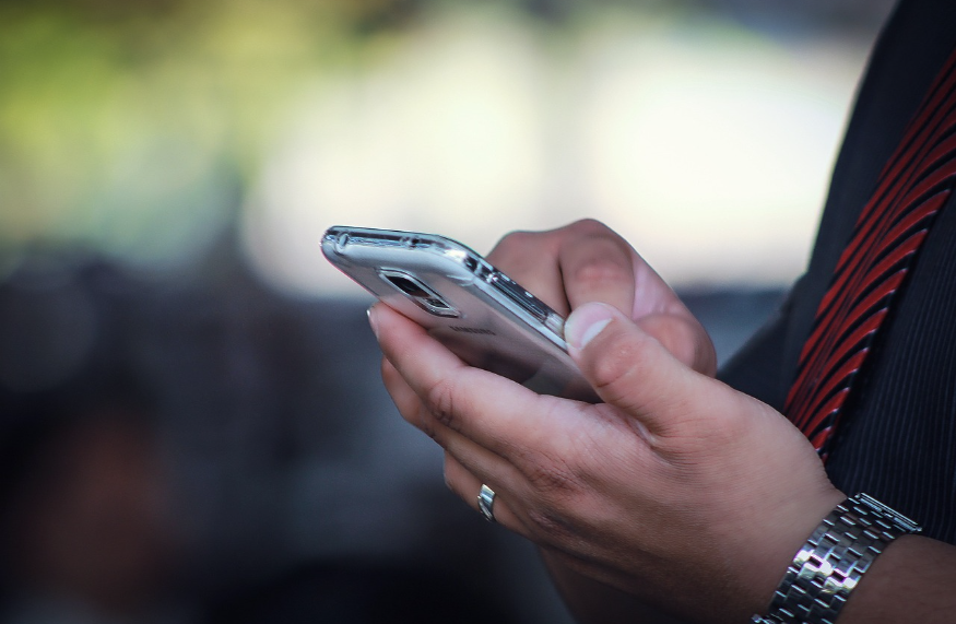 Assaltante rouba celular, volta pra pegar a senha e, sem querer, tira selfie que vai para a ‘nuvem’ da vítima