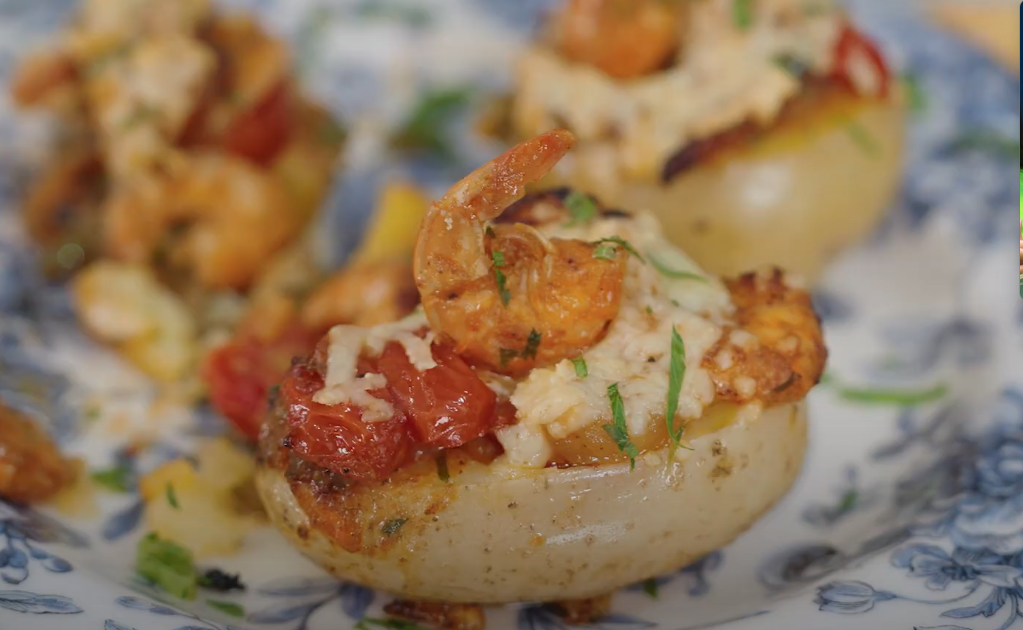 Qual prato fazer no almoço de Páscoa? Confira receita de batata recheada com moqueca de camarão