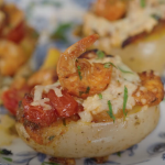 Qual prato fazer no almoço de Páscoa? Confira receita de batata recheada com moqueca de camarão