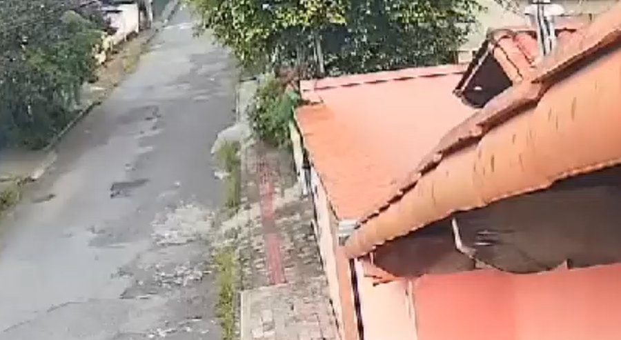 Vídeo: homem invade casa em BH, tenta furtar objetos, é flagrado e foge
