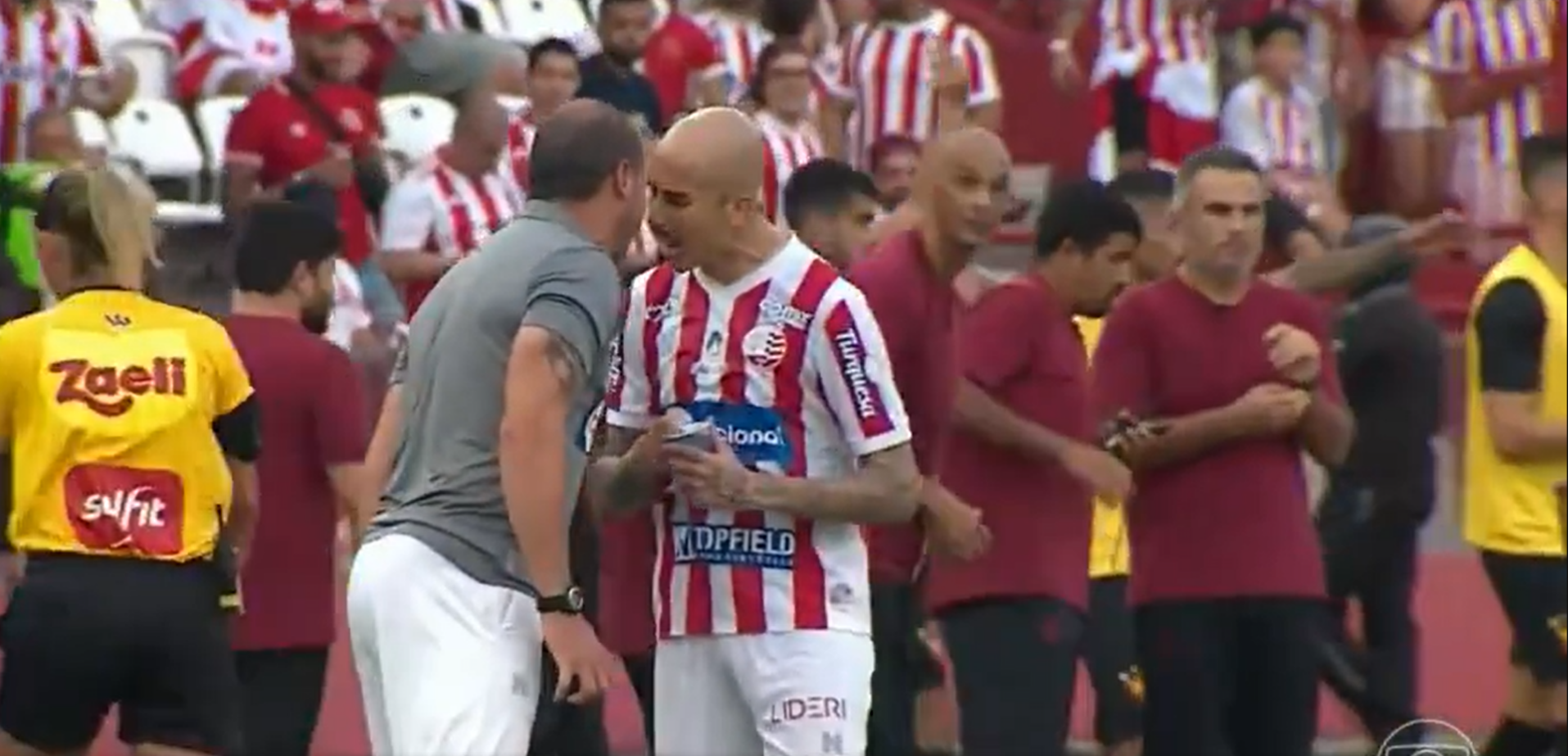 Técnico do Náutico discute feio com jogador durante final do Pernambucano
