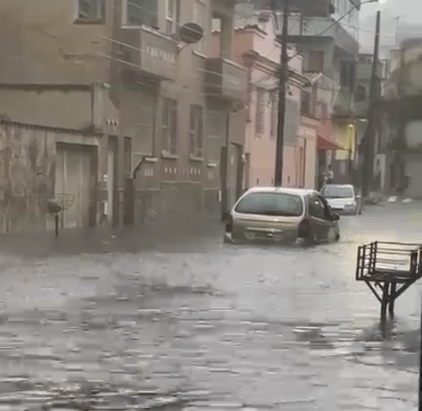 Vídeo: chuva forte alaga ruas no bairro Floresta, em BH