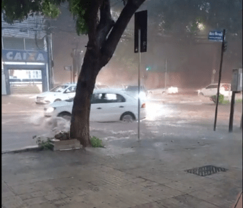 avenida mário werneck com enxurrada na altura das rodas dos veículos