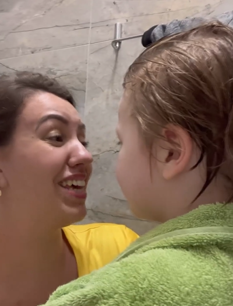 Vídeo: filho autista não verbal, de 5 anos, surpreende a mãe ao elogiar maquiagem dela: 'superação'