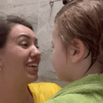 Vídeo: filho autista não verbal, de 5 anos, surpreende a mãe ao elogiar maquiagem dela: 'superação'