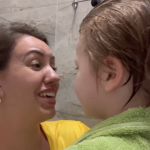 Vídeo: filho autista não verbal, de 5 anos, surpreende a mãe ao elogiar maquiagem dela: 'superação'