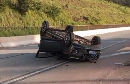 Carro capota e fica com rodas viradas para cima na BR-381, na Grande BH