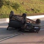Carro capota e fica com rodas viradas para cima na BR-381, na Grande BH