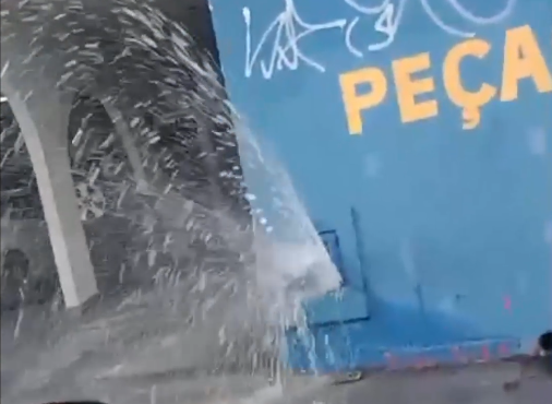Vídeo: vazamento deixa água jorrando na avenida Dom Pedro II, em BH