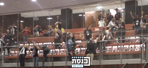 Vídeo: familiares de reféns do Hamas invadem Parlamento de Israel