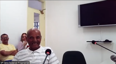 Na foto está Seu Leoziro, de branco, testemunha na audiência