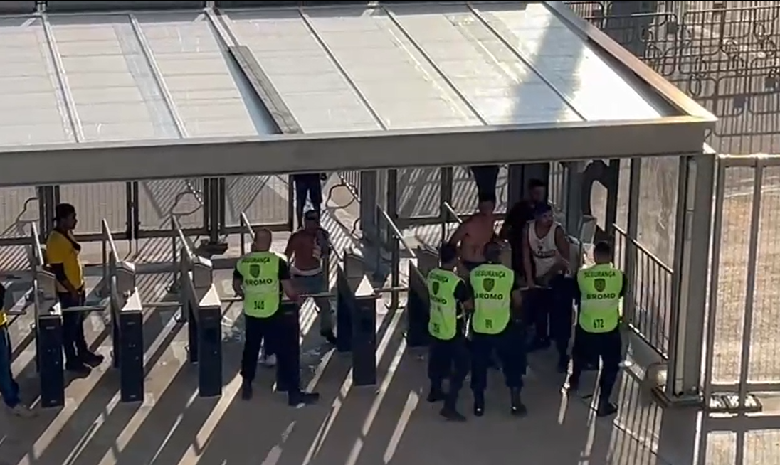 Vídeo: torcedores tentam invadir Mineirão e têm embate com seguranças