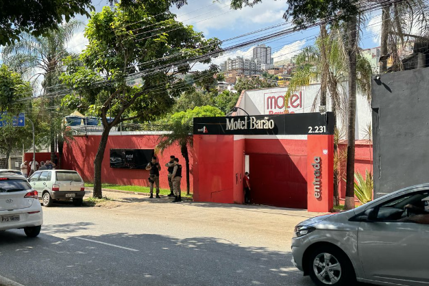 Policial militar em surto se tranca em motel no Estoril, em BH; Bope negocia rendição