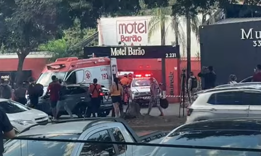 Policial militar em surto deixa motel em maca e é socorrido por ambulância do Samu