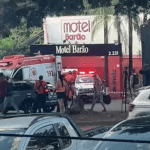 Policial militar em surto deixa motel em maca e é socorrido por ambulância do Samu