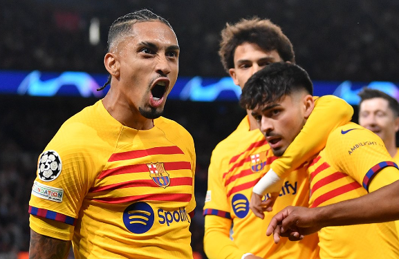 Raphinha brilha, Barcelona vence o PSG e abre vantagem na Champions League