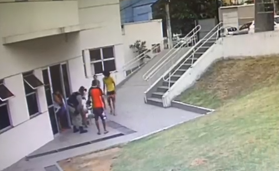 Vídeo: policiais salvam bebê engasgado em Vespasiano, na Grande BH