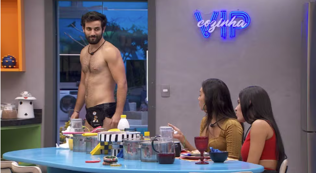 BBB 24: Matteus passa de sunga pela cozinha e sister brinca: ‘é estratégia’