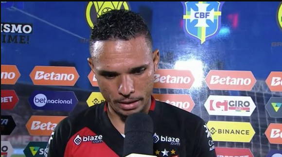 Jogador do Atlético-GO fala em 'roubo' após derrota para o Flamengo pelo Brasileiro