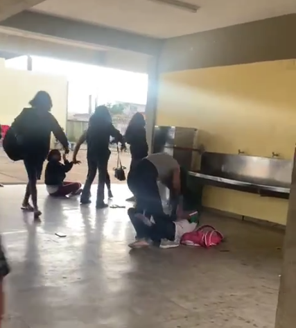 Vídeo: briga em escola termina com adolescente convulsionada em Itaúna (MG)