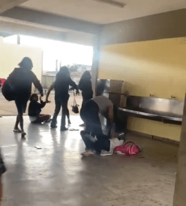 Foto aparece duas meninas brigando