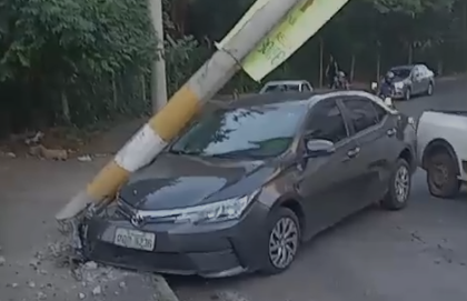 Vídeo: poste cai em cima de carro após batida no bairro Buritis, em BH