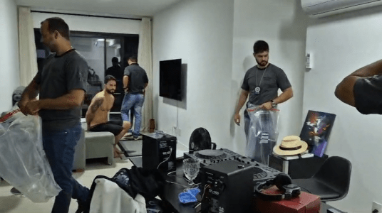 policiais aparecem em volta de homem preso por estupro