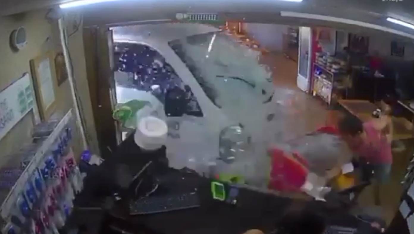 Vídeo: caminhão invade padaria e deixa duas pessoas feridas em SP