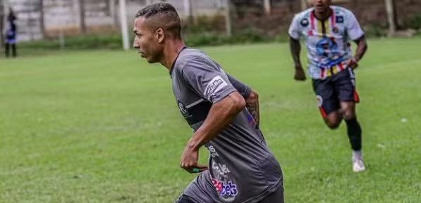 Jogador bate a cabeça em mureta durante jogo e morre no interior de São Paulo