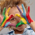 Livro sobre espectro autista no convívio escolar é lançado na campanha do Abril Azul