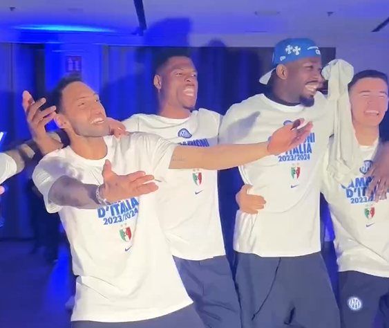 Jogadores da Inter de Milão celebram título ao som de hit brasileiro