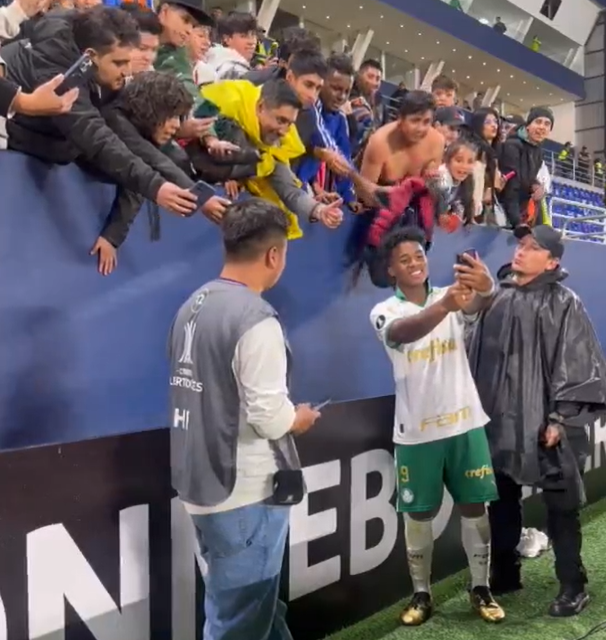 Endrick, do Palmeiras, é tietado por fãs equatorianos após vitória na Libertadores