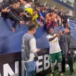 Endrick, do Palmeiras, é tietado por fãs equatorianos após vitória na Libertadores