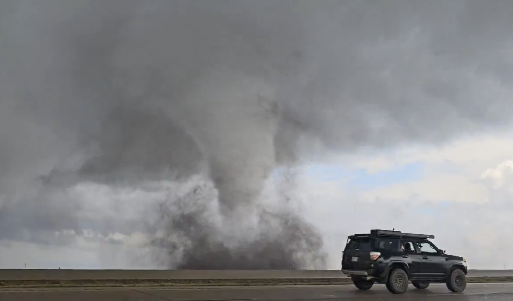 Vídeo: tornados causam estragos e capotam caminhão em Nebraska, nos Estados Unidos