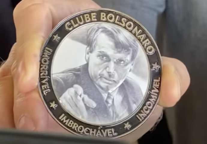 Eduardo Bolsonaro dá medalha de “imbrochável” ao premiê húngaro, Viktor Orbán