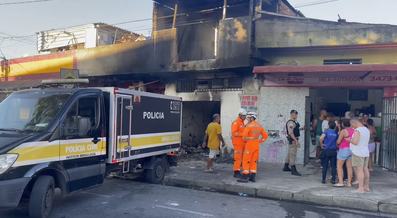 Incêndio em loja de paletes atinge casa e deixa uma pessoa morta em BH