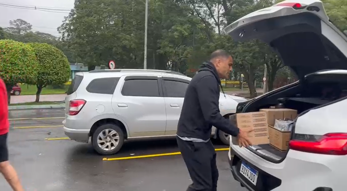 Zagueiro do Inter, Mercado ajuda na distribuição de doações no Rio Grande do Sul