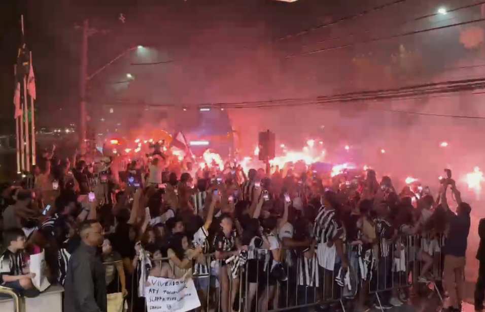 Torcida do Atlético faz 'rua de fogo' para receber elenco em Vitória; veja