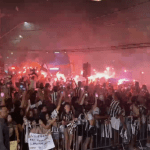 Torcida do Atlético faz 'rua de fogo' para receber elenco em Vitória; veja