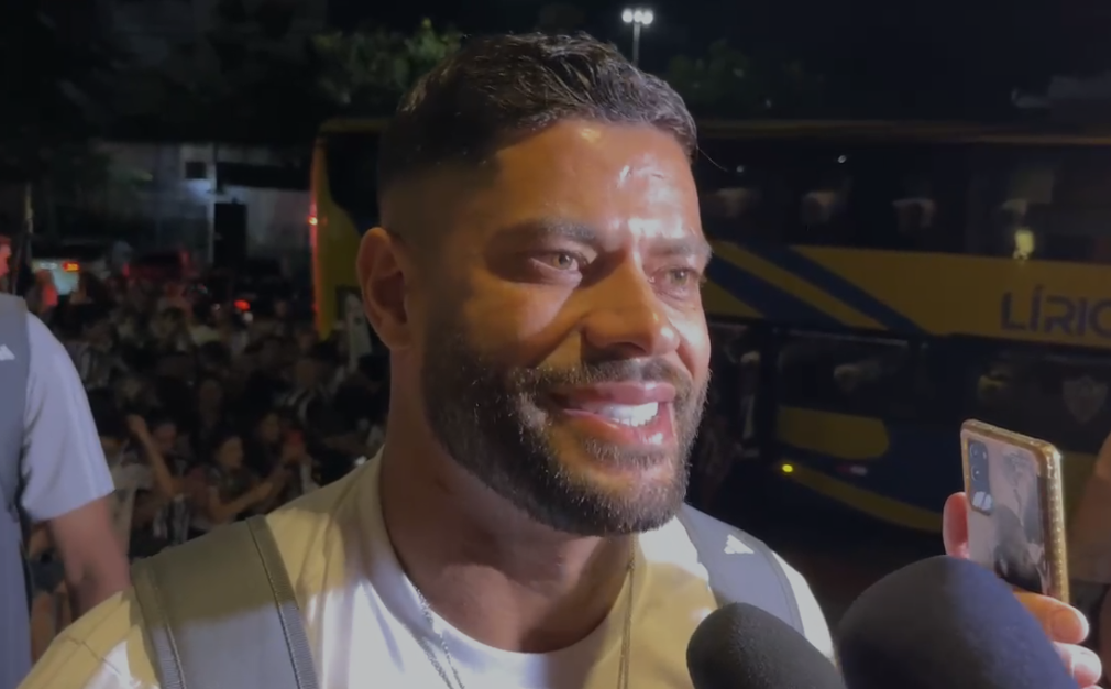 Hulk reage à festa da torcida do Atlético antes de jogo com o Fluminense