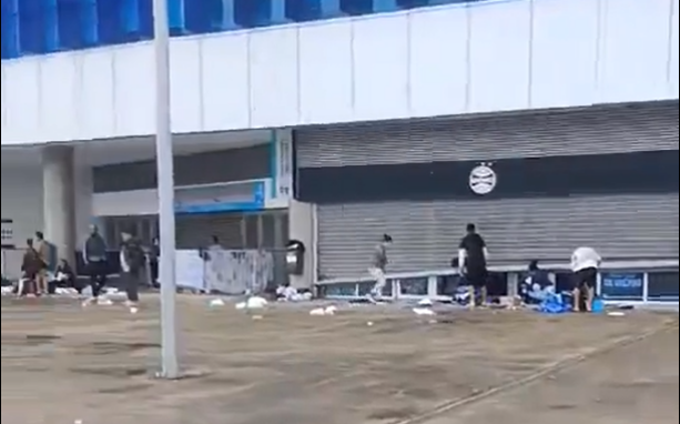 Lojas na Arena do Grêmio são saqueadas em meio à inundação em Porto Alegre