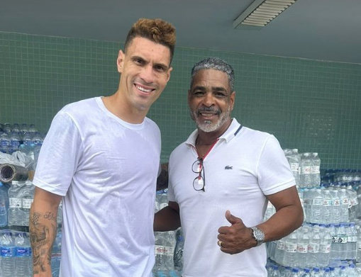 Moisés, do América, doa 3 mil fardos de água para vítimas das chuvas no RS