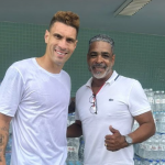 Moisés, do América, doa 3 mil fardos de água para vítimas das chuvas no RS