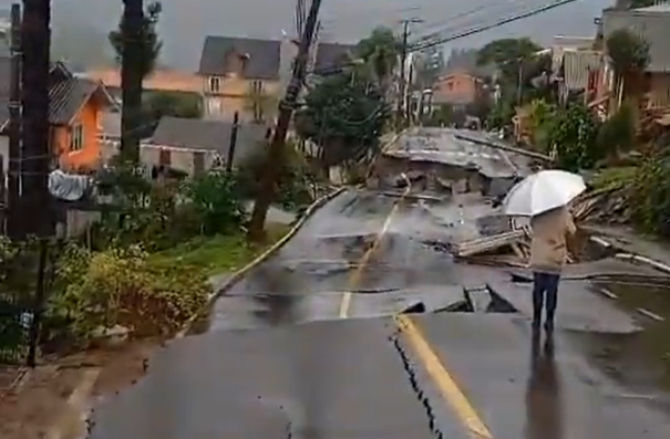 Chuva causa desmoronamento de rua em Gramado (RS); veja fotos