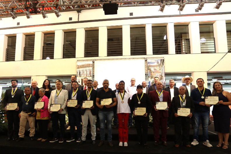 Prefeito e chefe de gabinete de Ouro Preto participaram de homenagem na Câmara Municipal