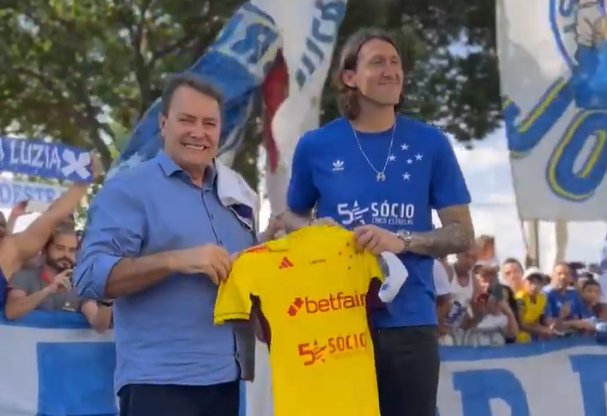 Reforço do Cruzeiro, Cássio chega à Toca II e é recebido por multidão de torcedores